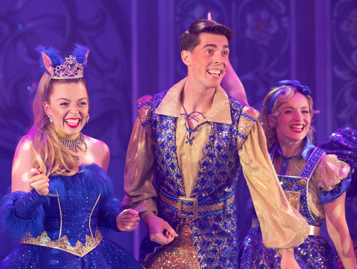 jameshiltonf's tweet image. Best panto season at the @harlowplayhouse with the best bunch 🫶🏻
