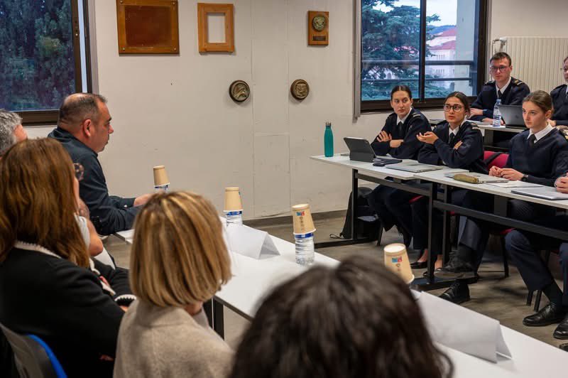 Ecole des commissaires des armées - ECA (@ecarmees) on Twitter photo 𝗥𝗲𝘀𝘀𝗼𝘂𝗿𝗰𝗲𝘀 𝗵𝘂𝗺𝗮𝗶𝗻𝗲𝘀 : 𝗹𝗲𝘀 𝗲́𝗹𝗲̀𝘃𝗲𝘀 𝗰𝗼𝗺𝗺𝗶𝘀𝘀𝗮𝗶𝗿𝗲𝘀 𝗽𝗮𝗿𝘁𝗶𝗰𝗶𝗽𝗲𝗻𝘁 𝗮̀ 𝗹’𝗲𝘅𝗲𝗿𝗰𝗶𝗰𝗲 𝗘𝗫𝗢 𝗖𝗜𝗩. Objectif : découvrir la richesse et la complexité des profils du personnel civil du <a href="/Armees_Gouv/">Ministère des Armées</a>
defense.gouv.fr/commissariat/m… 𝗥𝗲𝘀𝘀𝗼𝘂𝗿𝗰𝗲𝘀 𝗵𝘂𝗺𝗮𝗶𝗻𝗲𝘀 : 𝗹𝗲𝘀 𝗲́𝗹𝗲̀𝘃𝗲𝘀 𝗰𝗼𝗺𝗺𝗶𝘀𝘀𝗮𝗶𝗿𝗲𝘀 𝗽𝗮𝗿𝘁𝗶𝗰𝗶𝗽𝗲𝗻𝘁 𝗮̀ 𝗹’𝗲𝘅𝗲𝗿𝗰𝗶𝗰𝗲 𝗘𝗫𝗢 𝗖𝗜𝗩. Objectif : découvrir la richesse et la complexité des profils du personnel civil du <a href="/Armees_Gouv/">Ministère des Armées</a>
defense.gouv.fr/commissariat/m…