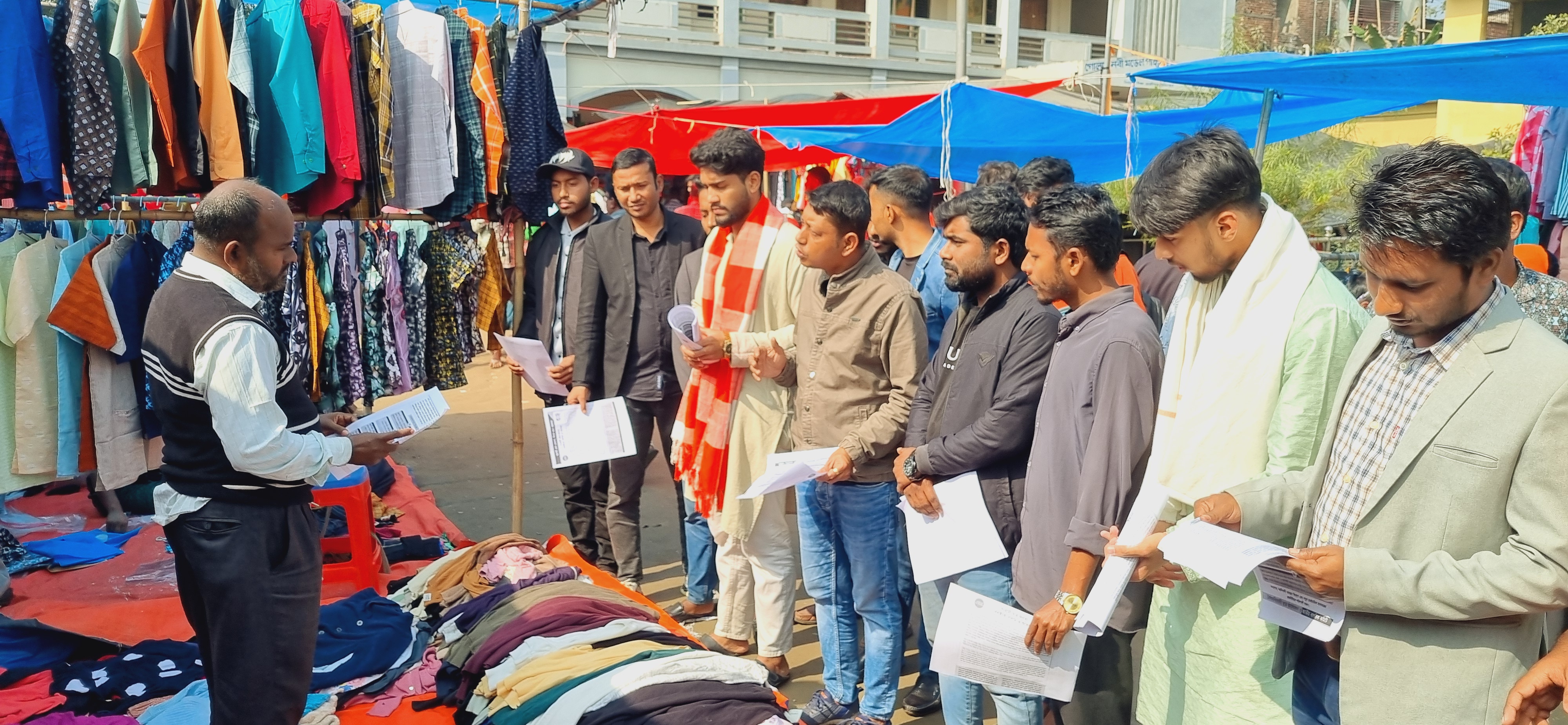 কালিয়াকৈরে নাগরিক কমিটি ও বৈষম্যবিরোধী ছাত্র আন্দোলনের লিফলেট বিতরন