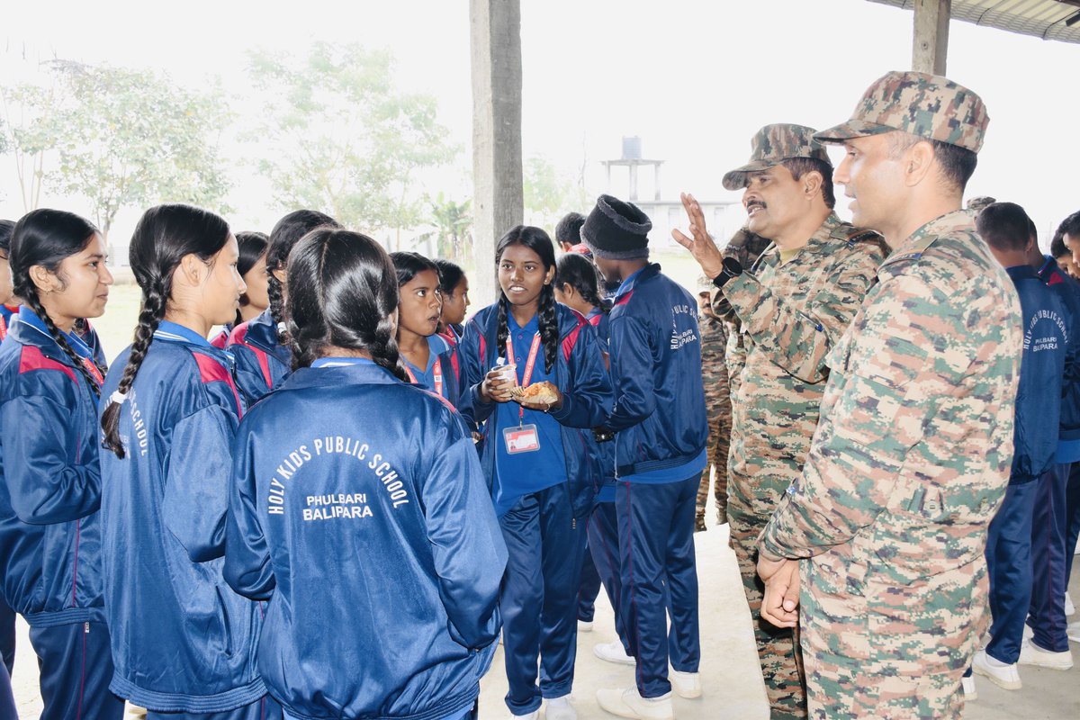 GajrajCorps_IA's tweet photo. Heroes inspiring heroes! 

#GajrajCorps_IA conducted a stirring session at #HolyKidsPublicSchool, #Phulbari, sharing the valorous tales of Gallantry award winners. Students lit up with #Patriotism & pride, honoring the spirit of our Bravehearts. 🇮🇳

#ProjectVeerGatha
#Assam
#IndianArmy

@easterncomd 
@adgpi 
@SpokespersonMoD 
@PIB_India 
@HQ_IDS_India 
@prodefgau