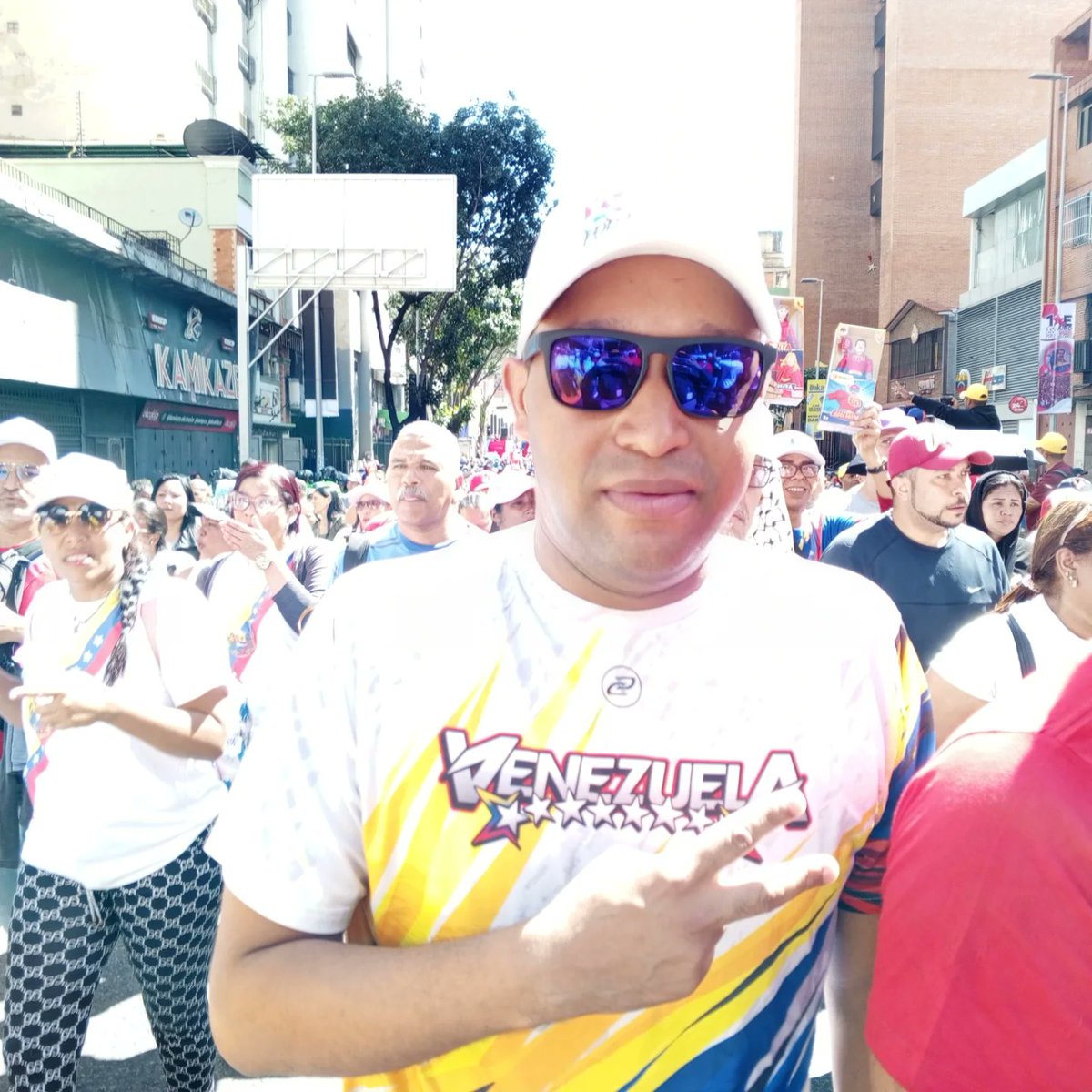 El Presidente de Fundabit, Ing. Arwin Quezada, junto a un grupo de trabajadores y trabajadoras de la fundación, marcharon  con amor y alegría en las calles de Caracas para acompañar la toma de posesión de nuestro presidente @nicolasmaduro! 🎉🙌