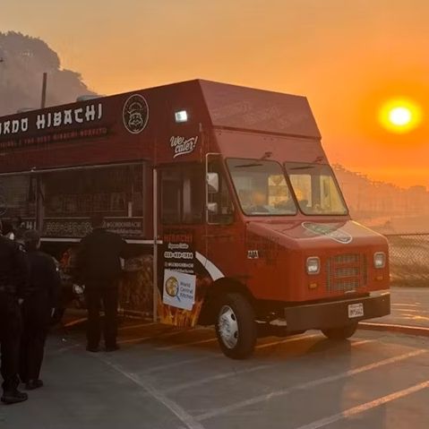 conexaoplaneta's tweet photo. Nesse momento que a população de #LosAngeles enfrenta uma das piores #tragédias de sua história, equipes da organização humanitária do chef #JoséAndrés foram mobilizadas para distribuir #quentinhas, sanduíches e #água próximo das áreas mais impactadas https://t.co/qyyTARzCzh https://t.co/hK9o2GCa11