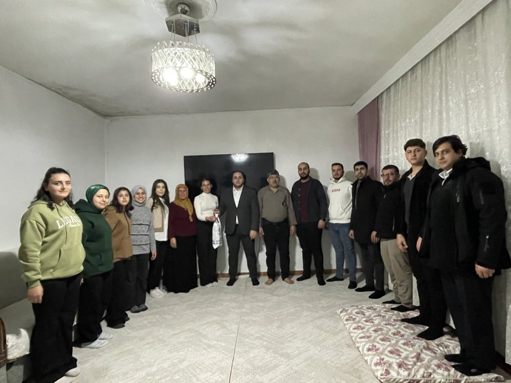 📍 Barak Mahallesi 

Yürütme ve Yönetim Kurulu Üyelerimiz ile birlikte Yönetim Kurulu Üyemiz Damla Öztürk’ün aile evine misafir olarak sohbet edip bir takım istişarelerde bulunduk.

Misafirperverliklerinden dolayı Damla kardeşimize ve kıymetli ailesine teşekkürlerimi sunuyorum.