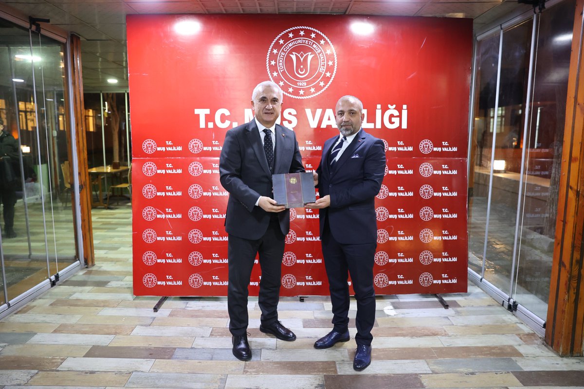 TCMusValiligi's tweet photo. Valimiz Sayın @Valiavnicakir, ilimiz protokolü ile birlikte, 

“10 Ocak Çalışan Gazeteciler Günü” münasebetiyle ilimizde görev yapan yerel ve ulusal basın mensuplarıyla bir araya geldi.

Sayın Valimiz, yapmış oldukları haberlerle ilimizin tanıtımına katkı sunan gazetecilerin "10 Ocak Çalışan Gazeteciler Günü'nü" tebrik ederek, çalışmalarında başarılar diledi.

Ayrıca, toplantıda Sayın Valimiz tarafından basın mensuplarına 2024 yılı asayiş olayları ile ilgili genel değerlendirmelerde bulunuldu.#Muş

📍Jandarma Sosyal Tesisleri