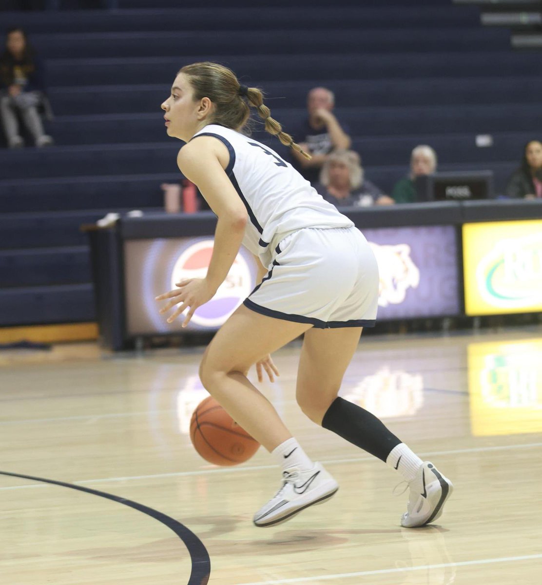 ⛹🏻‍♀️ Lidia Roncero Hernández
🎓 Western Nebraska
🏀 JUNIOR COLLEGE / FR.
🎯 14 puntos
💪🏽 9 rebotes
🎁 2 asistencias
⏰ 22 minutos