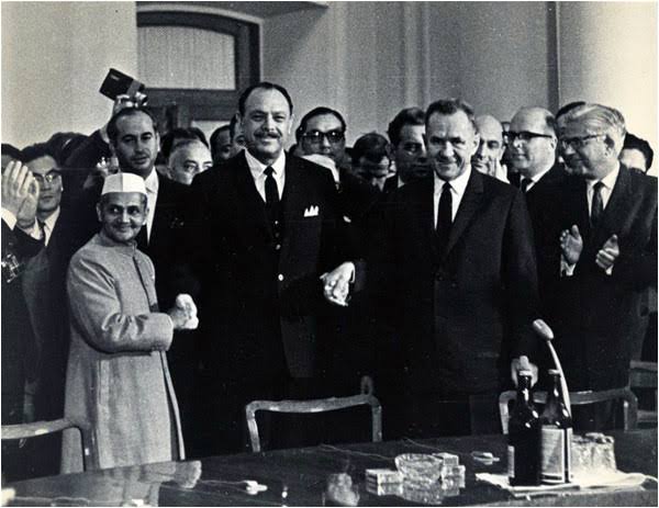 sayan_dey's tweet photo. 10 January 1966 (59 years ago): Tashkent Declaration, a peace agreement between India and Pakistan was signed that resolved the Indo-Pakistani War of 1965.

[4]

#ThisDayInHistory #History #OnThisDay #OTD #TashkentDeclaration #India #Pakistan #IndoPakistaniWar1965 https://t.co/D7nVVoKkUH