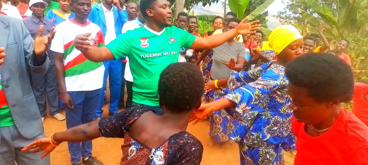 Ni vyishi twokwiga:
1.gukunda bose 
2.kutinuba ngo nkuko urindongozi
3.umubano mwiza nabo mudasqngije politique
4.kunezerererwa imbere yabo urongoye mukishimana
5.Gukunda abana kuko aribo kazoza k'ejo
6. Nibindi vyinshi.......
<a href="/CnddFdd/">CNDD-FDD</a> 
<a href="/TiteT52696/">Tite Habimana</a> 
<a href="/CnddFddButanyer/">Cndd-Fdd Butanyerera</a> 
<a href="/R_Ndikuriyo/">Ndikuriyo Révérien</a>