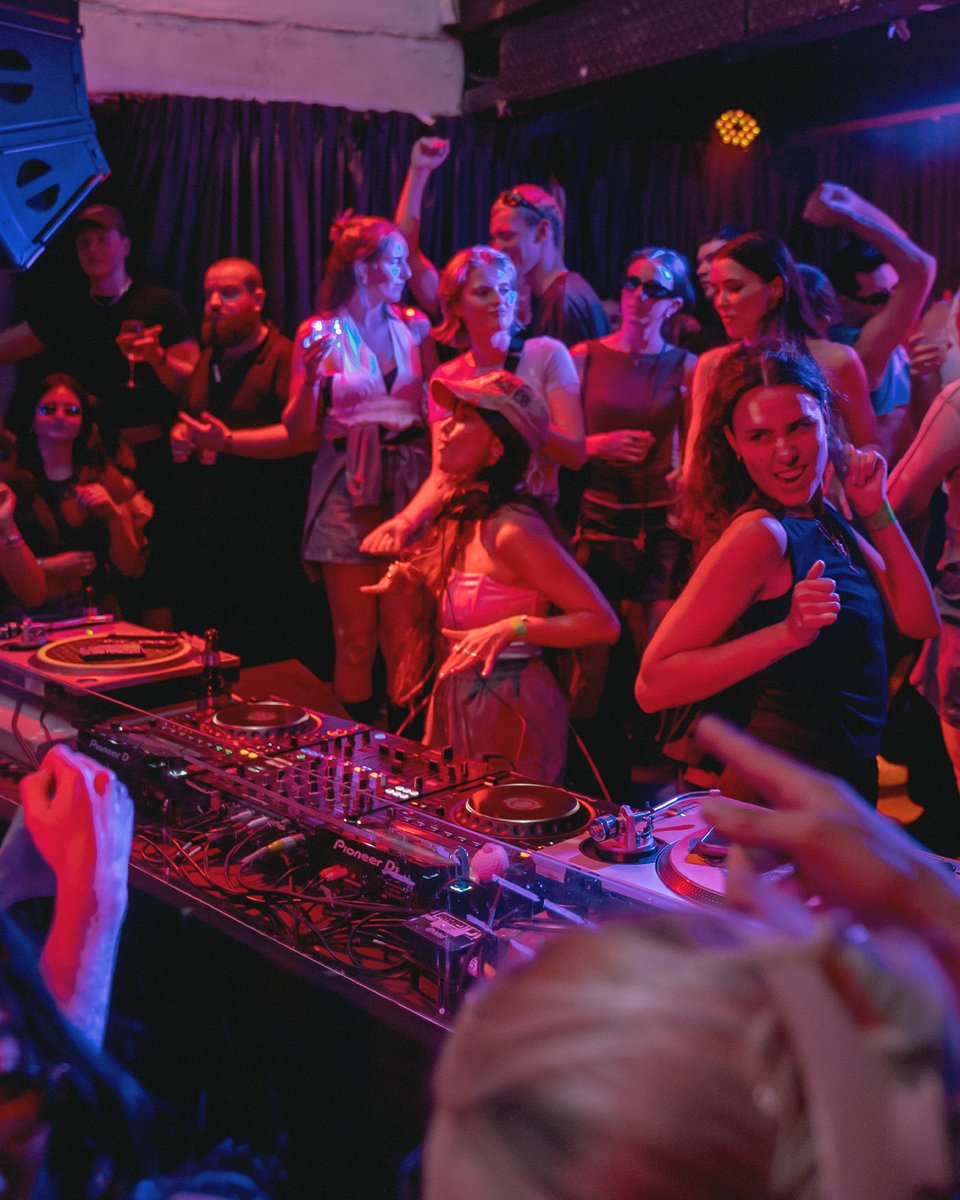 Confidence Man tweet media