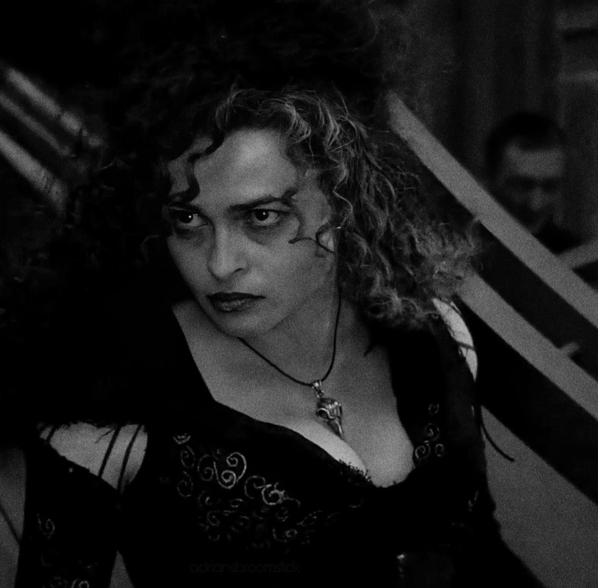 ومن عينيها يتطايرُ الشَّررُ