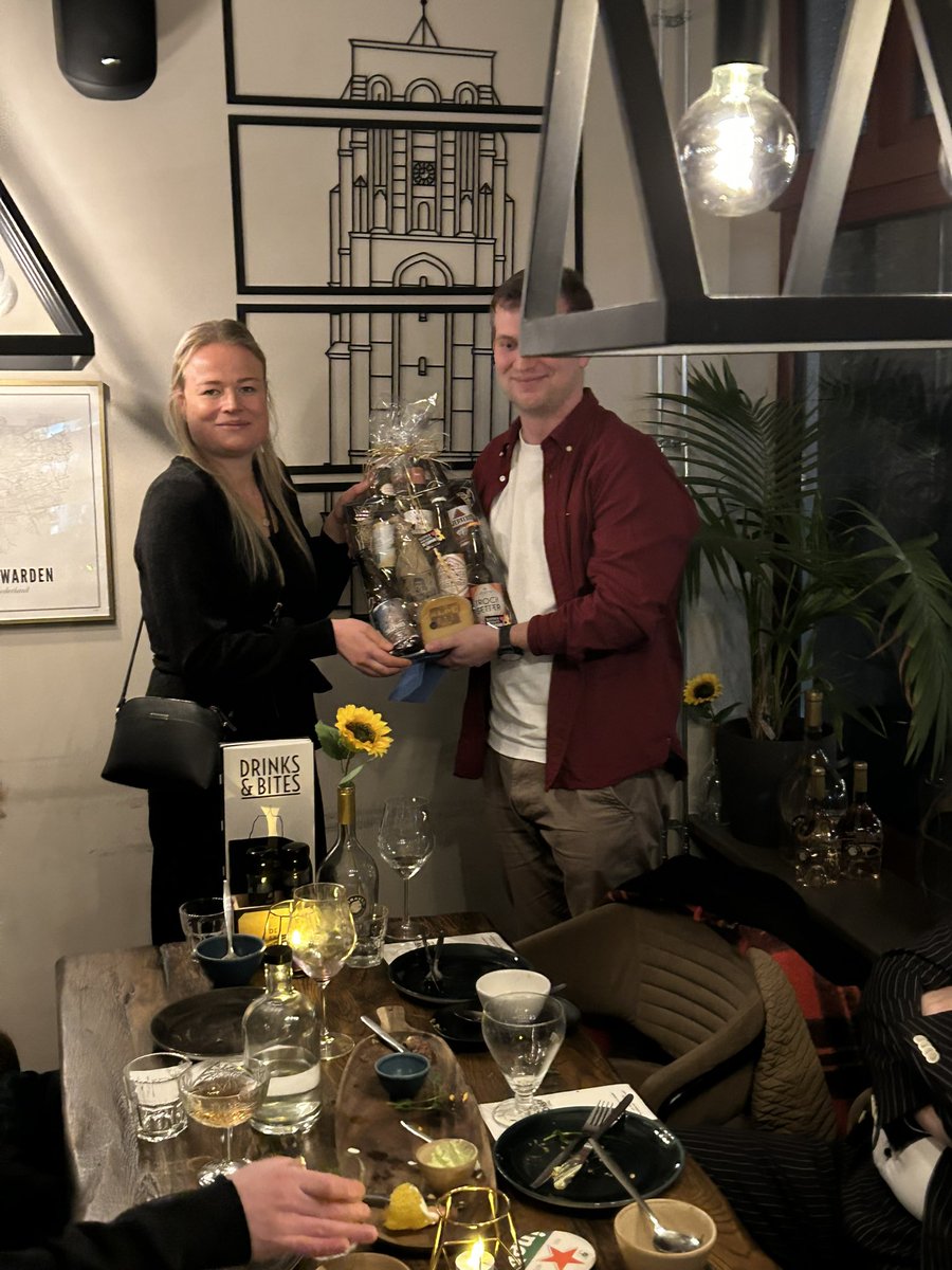 Het Friese politieke circus draait weer op volle toeren. <a href="/pvdafryslan/">PvdA Fryslân</a>, <a href="/VVDFryslan/">VVD Fryslân</a> en <a href="/D66Fryslan/">D66 FrysIân</a> vieren het nieuwe politieke jaar traditiegetrouw met een gezamelijke diner. <a href="/Edou_Hamstra/">Edou Hamstra</a> zette de jarige liberaal <a href="/MartynBrands/">Martijn Brands</a> in het zonnetje. Politiek in de provincie is nog