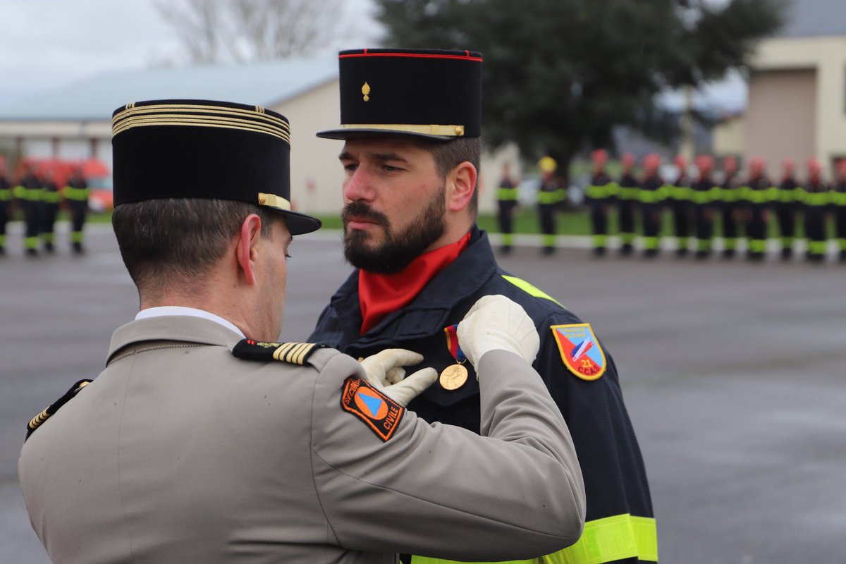riisc_1's tweet image. Moment solennel pour les jeunes sapeurs-sauveteurs, présentés au drapeau devant leurs familles. 🇫🇷

🎙️ « Affronter ce que les autres fuient, tenir là où les autres reculent. Ce ne sont pas des exploits individuels, mais des défis collectifs. » 

JM. AUDIBERT, chef de corps UIISC1