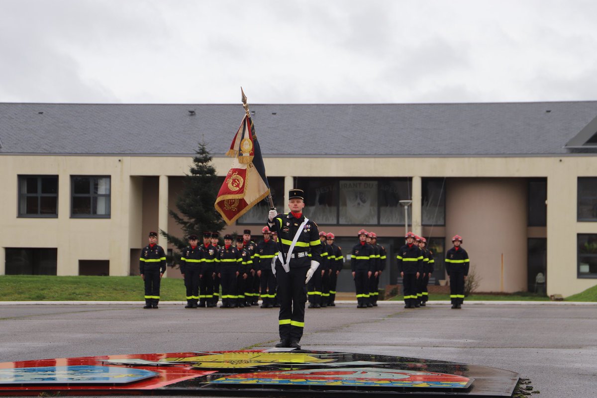 riisc_1's tweet image. Moment solennel pour les jeunes sapeurs-sauveteurs, présentés au drapeau devant leurs familles. 🇫🇷

🎙️ « Affronter ce que les autres fuient, tenir là où les autres reculent. Ce ne sont pas des exploits individuels, mais des défis collectifs. » 

JM. AUDIBERT, chef de corps UIISC1