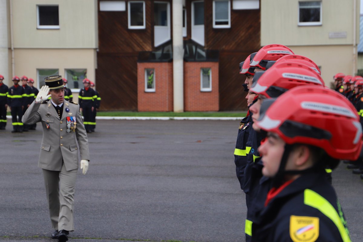 Moment solennel pour les jeunes sapeurs-sauveteurs, présentés au drapeau devant leurs familles. 🇫🇷

🎙️ « Affronter ce que les autres fuient, tenir là où les autres reculent. Ce ne sont pas des exploits individuels, mais des défis collectifs. » 

JM. AUDIBERT, chef de corps UIISC1