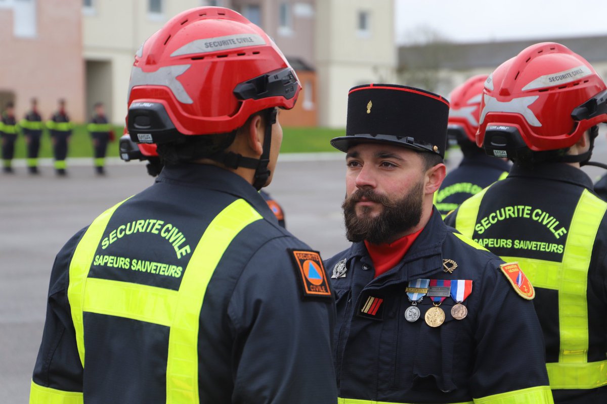 riisc_1's tweet image. Moment solennel pour les jeunes sapeurs-sauveteurs, présentés au drapeau devant leurs familles. 🇫🇷

🎙️ « Affronter ce que les autres fuient, tenir là où les autres reculent. Ce ne sont pas des exploits individuels, mais des défis collectifs. » 

JM. AUDIBERT, chef de corps UIISC1
