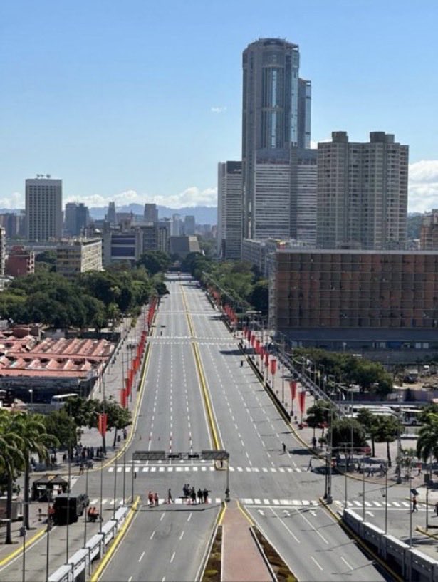 OBSERVEN en estas imágenes los “cinco millones” de fantasmas que votaron por el hoy autoproclamado tirano Nicolas MADURO.