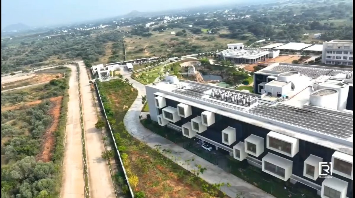 NaFaUpSpo's tweet image. Pinnacle Infotech Campus &amp;amp; Phase II, Dew Software Construction, and Vadapalanji Elcot airborne view 
🏗️🧑‍💻 

#madurai #maduraiIT #pinnacleinfotech