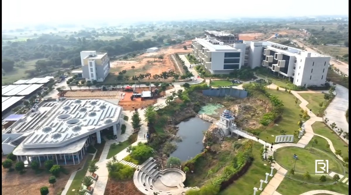 NaFaUpSpo's tweet image. Pinnacle Infotech Campus &amp;amp; Phase II, Dew Software Construction, and Vadapalanji Elcot airborne view 
🏗️🧑‍💻 

#madurai #maduraiIT #pinnacleinfotech