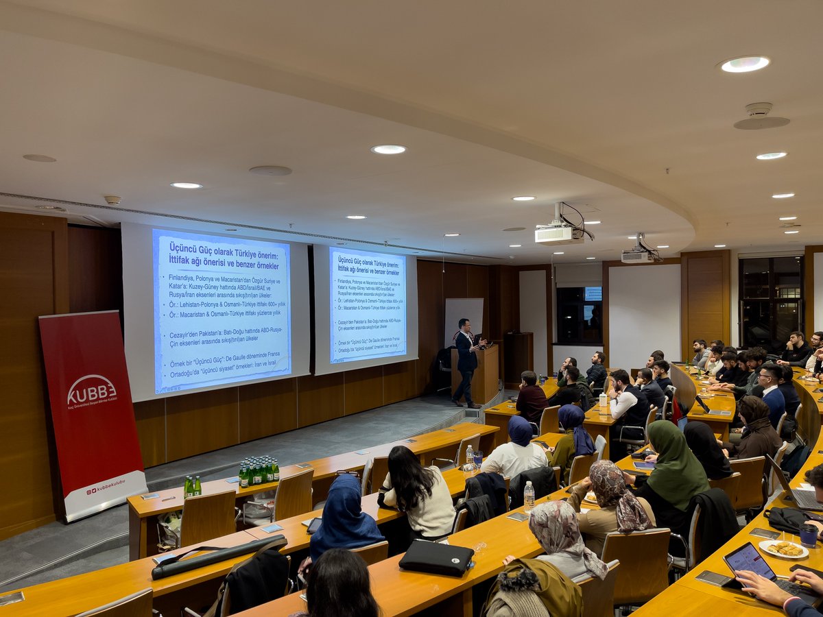 KUBBE (Koç Üniversitesi Beşeri Bilimler Kulübü) olarak üniversitemiz Uluslararası İlişkiler bölümünden Prof. Dr. Şener Aktürk ile 'Türkiye'nin Büyük Stratejisi ve Suriye' başlıklı etkinliğimizi yoğun bir katılımla gerçekleştirdik.

Ufuk açıcı sunumundan ötürü kıymetli