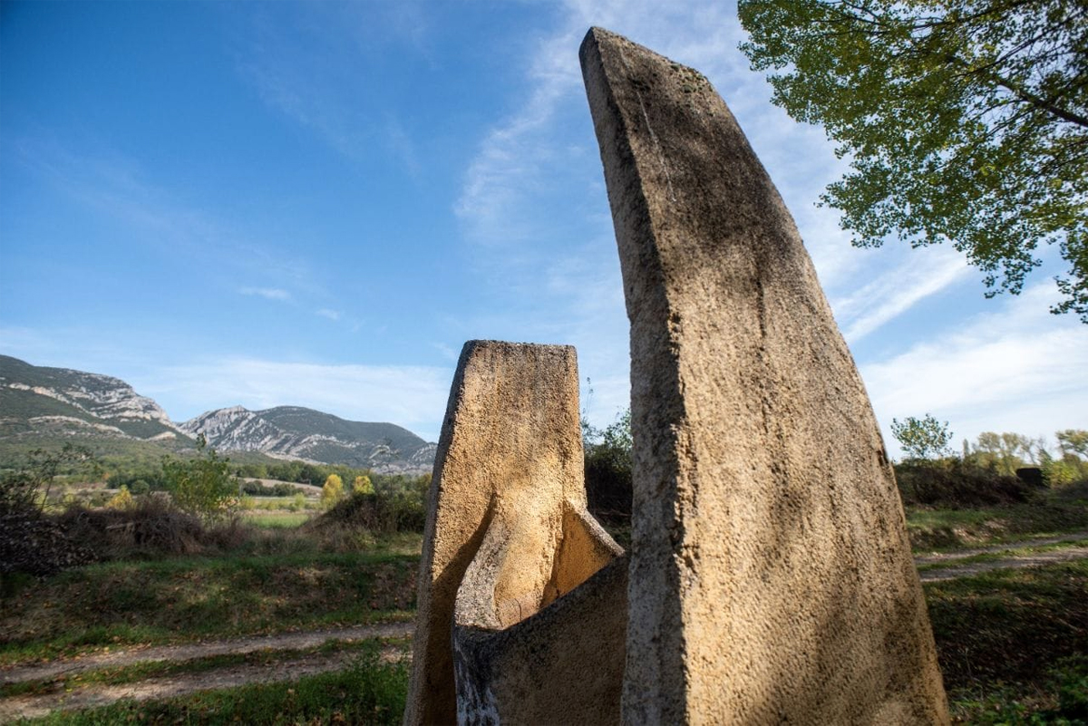 #Senderismo #Burgos
Esta preciosa ruta por la #MerindaddeValdivielso nos descubre, a pie de camino, quince obras de arte realizadas por del escultor #CarlosArmiño. terranostrum.es/turismo/burgos…