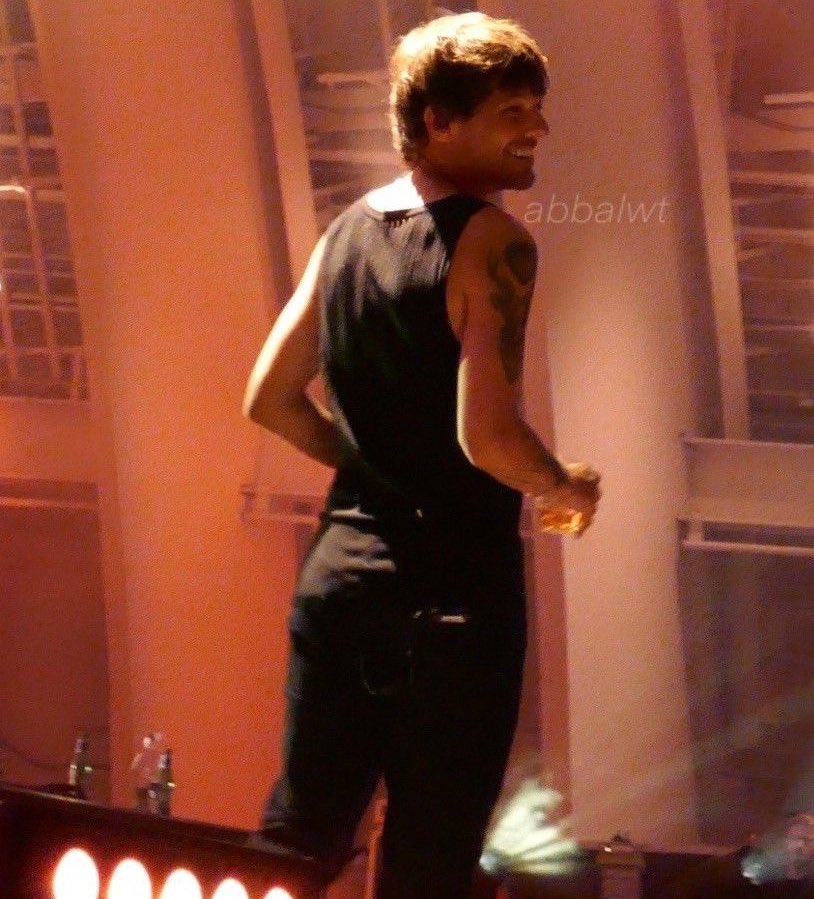aleestyles91's tweet photo. this feels so illegal https://t.co/rkZXMY70dH