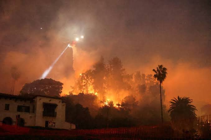 Los angeles yanıyor diye Allah'ın azabı diye yazanları gördükçe deliriyorum.

İddiaları da filistindeki katliammış.

Bu insanlıktan yoksun varlıkların orada ölen hayvan yada sivil insanlara sevinmesine mi yanayım?

İnsanların herşeyi kaybetmesine mi?

Allah'a şirk koşmasına mı?