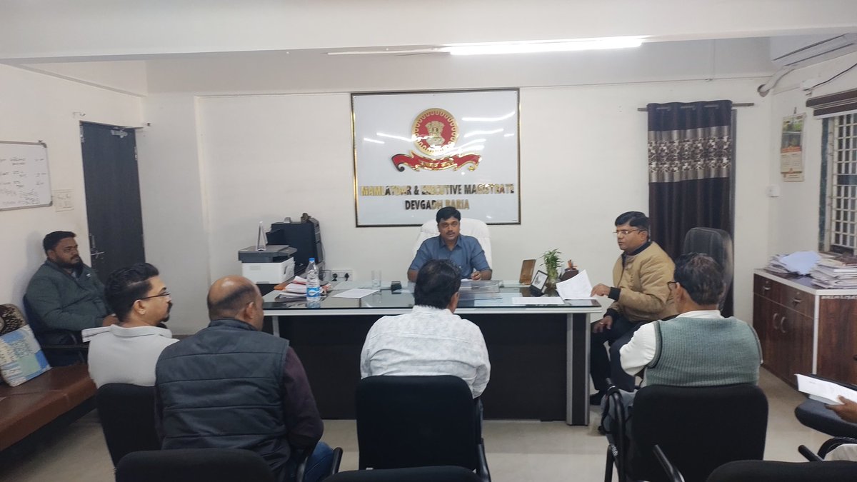 AeroDbariya's tweet photo. નાયબ કલેકટર અને પ્રાંત અધિકારીશ્રી દેવગઢ બારીઆના અધ્યક્ષ સ્થાને સ્થાનિક સ્વરાજની ચૂંટણીના મતદાન મથકોની દરખાસ્ત બાબતે રાજકીય પક્ષોના પ્રતિનિધિઓની બેઠક મામલતદાર કચેરી દેવગઢબારિયા ખાતે રાખવામાં આવી. જેમાં પ્રસ્તાવિત મતદાન મથકો બાબતે રાજકીય પક્ષના પ્રતિનિધિઓને માહિતગાર કર્યા. https://t.co/jafwQpMuse