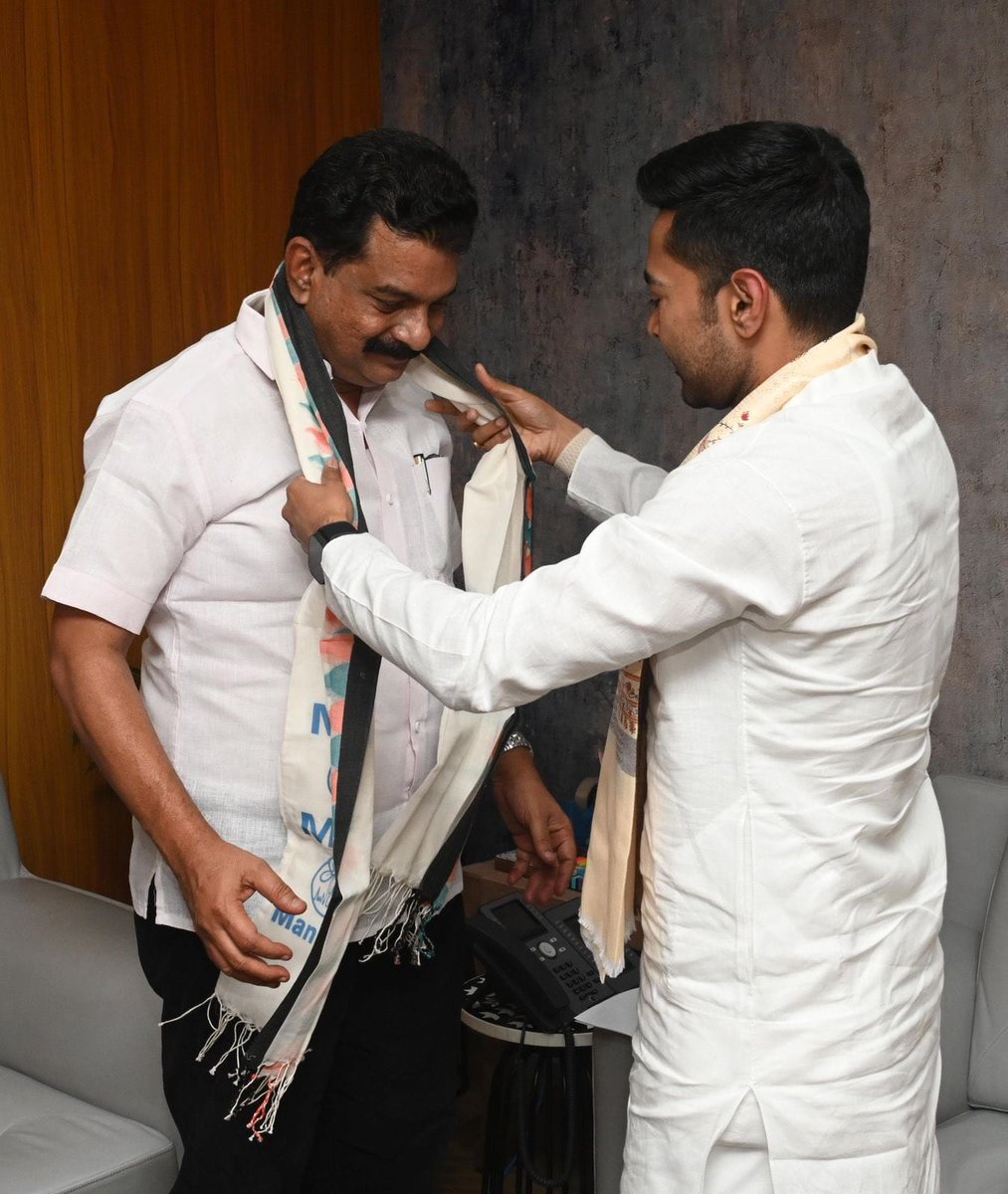 anusharavi10's tweet image. #Nilambur MLA #PVAnvar joins @AITCofficial amidst speculation of him joining the UDF in Kerala.