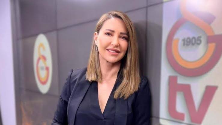 Galatasaray'ın eski personeli Ebru Gürsoy'un karaborsa davasında verdiği ifade gündeme bomba gibi düştü:

➖️  Galatasaray'da son 2 sezondur karaborsacılık faaliyetleri yoğun bir şekilde yapılmaktadır.

➖️ Bu faaliyetler, UEFA odasında gerçekleşiyor ve Alper Narman, Eray