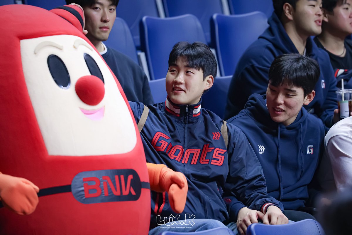 fiatluxk's tweet image. 한창 마스코트 좋아할 나이 꺄르륵

#롯데자이언츠 #김태현 #이상화