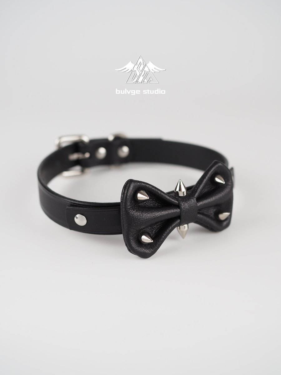 bulvge_studio's tweet photo. 小羊皮铆钉蝴蝶结项圈定制

#项圈choker #小众饰品 #亚文化 https://t.co/j7PQewLVF3