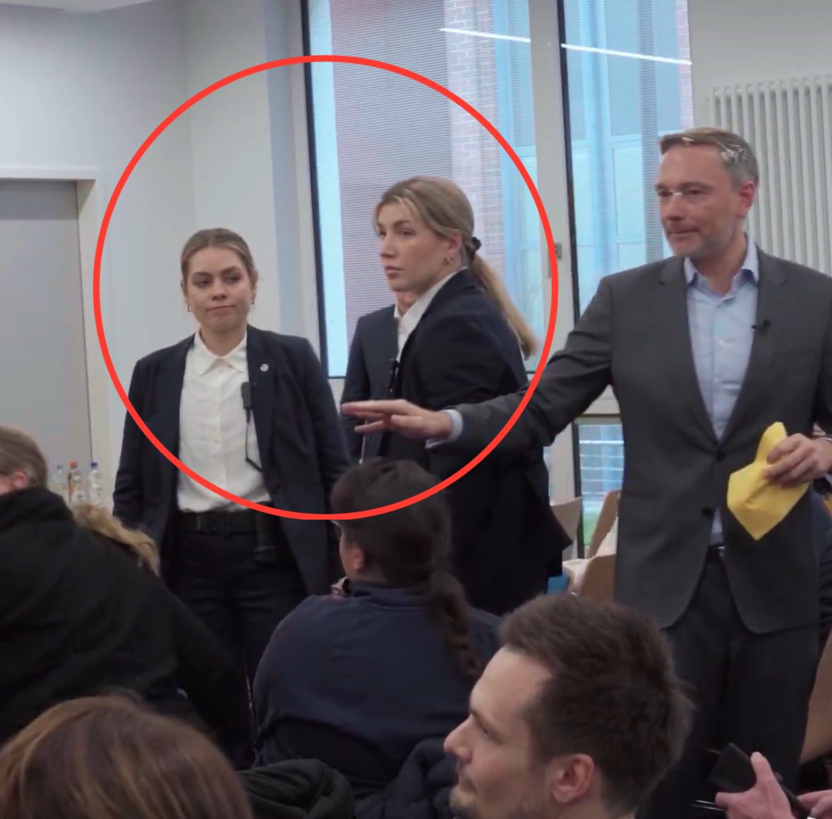 Der Tortenangriff auf #ChristianLindner wirft ernste Fragen auf: Wie können Personenschützer mit offensichtlichen Defiziten in eine Spezialeinheit gelangen? Glücklicherweise blieb dieser Vorfall harmlos, aber was wäre bei einem Angriff mit einer Waffe passiert?

Die langsame