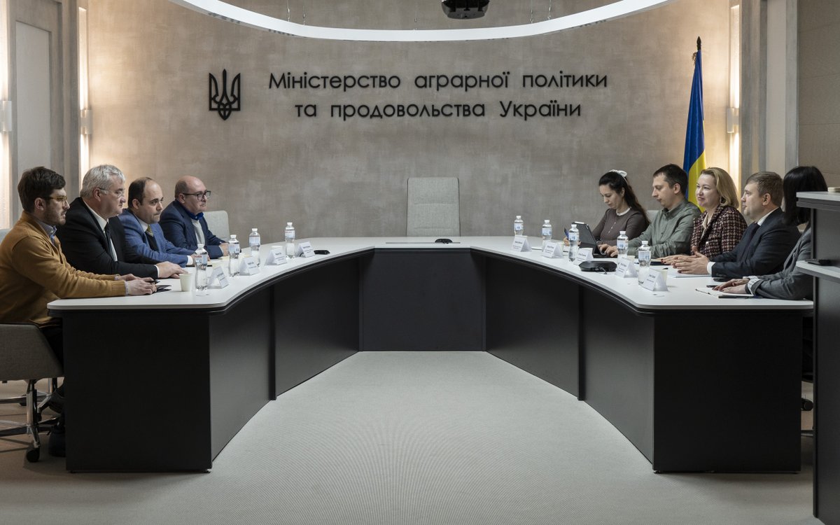 Зустрівся з Міністром МЗС України Андрієм Сибігою. Обговорили допомогу Сирії в рамках президентської ініціативи «Grain from Ukraine». Визначили кроки для майбутніх поставок, а також розширення видів аграрної продукції. Як і анонсували, допомога Сирії буде мати системну основу.