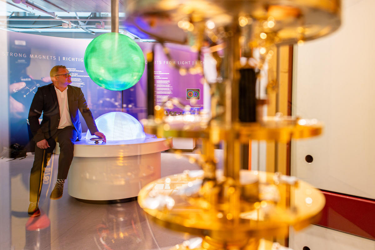 Heute haben Jochen Viehoff und David Woitkowski der Presse unseren neuen Ausstellungsbereich zum Quantencomputing vorgestellt. Er ist nicht nur bunt und informativ, sondern führt auch spielerisch in das spannende Thema ein. Am Sonntag von 10-18 Uhr ist der Eintritt ins HNF frei!
