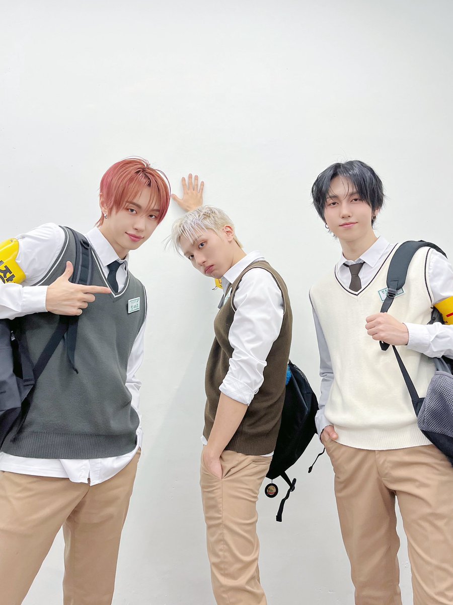 MontOfficial's tweet photo. [📸]

짠~ 민트들 몬트 고등학교에 온 걸 환영합니다~! 오늘은 빛회장과 선도부 라찬, 막내 로다는 당번 당첨! ㅋㅋ 몬트반 선생님을 담당할 민트가 누굴지 모르겠지만! 우리 인솔하기 힘들 걸?ㅎㅎ 다음에는 컨셉 미리 알려줄 테니까 드레스코드 맞춰 입기 약속!🤙

#몬트 #MONT
#몬트_어딘가로 #MONT_OMW