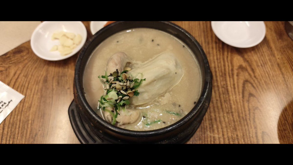 가격도 오르고 양도 줄었지만 맛은 여전히 괜찮으니 안 먹을 방법이 없네!!!! #토속촌삼계탕 #체부동