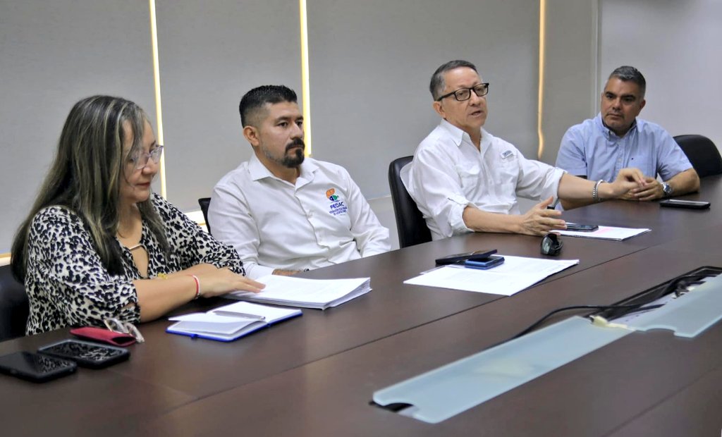📍Guayaquil | La viceministra de Acuacultura y Pesca <a href="/IvanovaCereceda/">Ivanova Cereceda</a> mantuvo una reunión con representantes de <a href="/fedac_ec/">FEDERACION DE ACUICULTORES</a>, con el objetivo de revisar y fortalecer la agenda permanente de trabajo en territorio.

¡Trabajamos juntos en el fortalecimiento del sector acuícola!
🇪🇨🦐