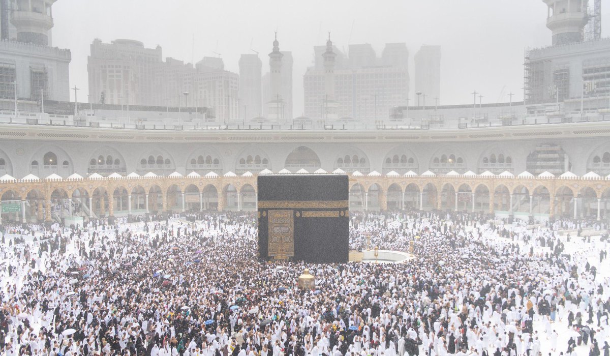 SaudiNews50's tweet photo. مشاهد أخّاذة..

الكعبة المشرّفة تتزيّن اليوم بالمطر.

- https://t.co/pt6ZXokm6E
