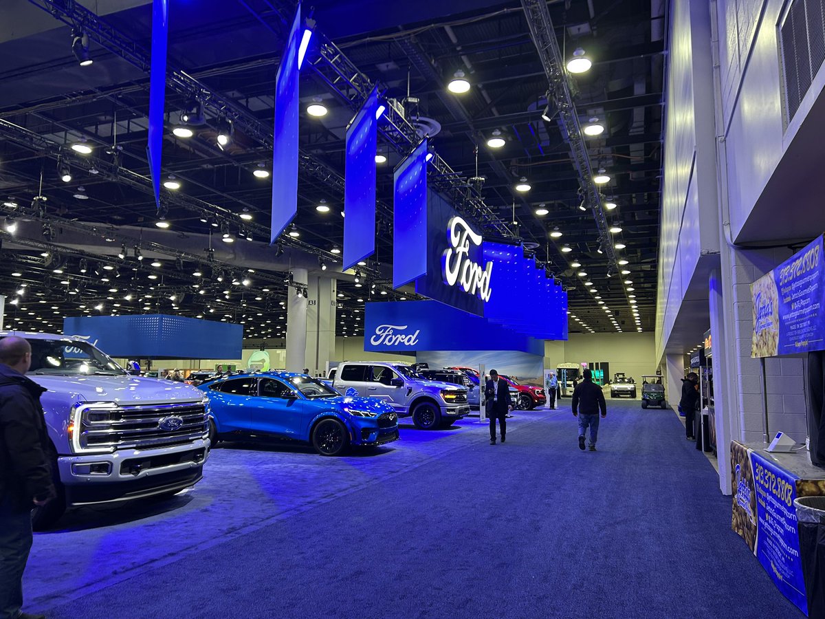 MKentnerCTV's tweet photo. Checking out the @detautoshow with @MMaluskeCTV https://t.co/Pwowt8GZpE