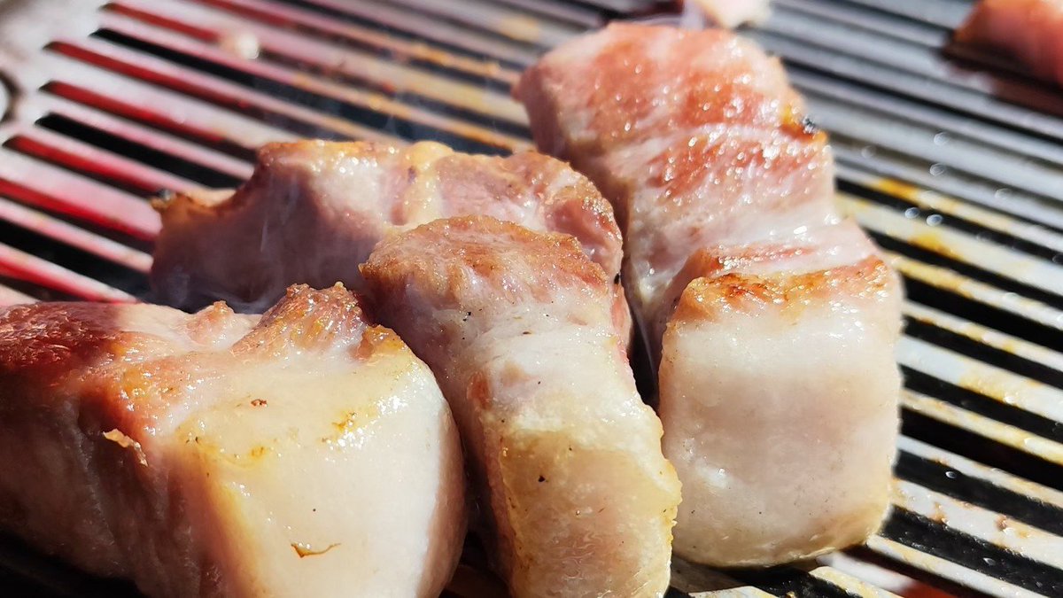 이제 어지간한 고깃집들은 다 기본 이상은 하는 듯, 특히 직원이 잘 궈주는 고기가 쵝오!!!! #정각 #망원동 #숙성돼지고기