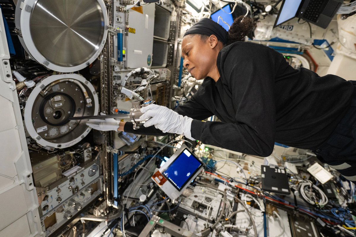 New year, same orbital laboratory conducting research for the benefit of humanity👩‍🚀