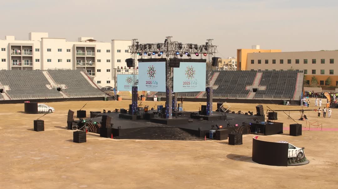 imranSa11984161's tweet image. EVENT STAGING : Set up of the New Years Event for this year celebrations with the Indian Celebrities to show case event for Dubai's Labourers. Stadium look alike but a mini version for 15,000 people! #NewYearEvent #StageSetUp #IndianCelebrities #DubaliousDude #Dubai🇦🇪