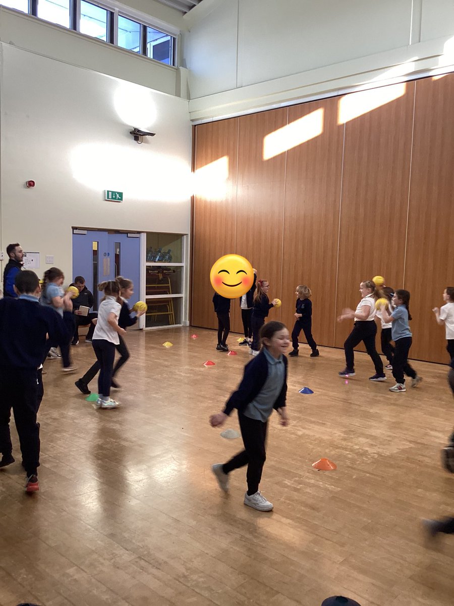 🏀 Today in #StocktonWoodPE 3M practised their ball skills. 🏀