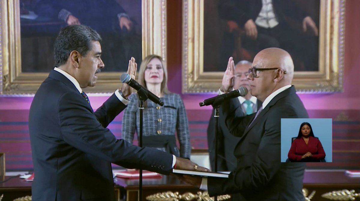 Nicolás Maduro es juramentado en este momento como Presidente, sobre la Constitución de 1999 firmada por Hugo Chávez. "Ante esta magna Asamblea Nacional, poder Legislativo de la República; ante visitantes y delegados de 125 países; ante el Pueblo de Venezuela, Juro por