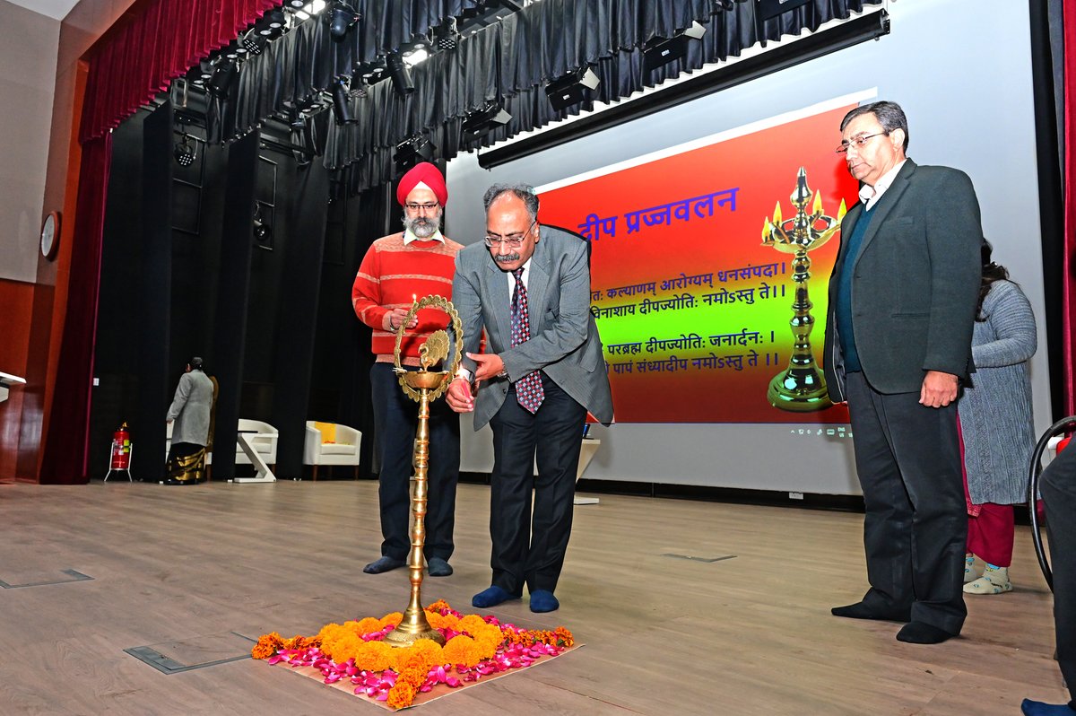 Semi-Conductor Laboratory (@sclmohali) on Twitter photo рд╡рд┐рд╢реНрд╡ рд╣рд┐рдВрджреА рджрд┐рд╡рд╕ 2025 рдХреЗ рдЕрд╡рд╕рд░ рдкрд░ рдПрд╕рд╕реАрдПрд▓ рдореЗрдВ рддрдХрдиреАрдХреА рд╣рд┐рдВрджреА рд╕рдВрдЧреЛрд╖реНрдареА рдХрд╛ рдЖрдпреЛрдЬрди рдХрд┐рдпрд╛ рдЧрдпрд╛ред рдЗрд╕ рдореМрдХреЗ рдкрд░ рдореБрдЦреНрдп рдЕрддрд┐рдерд┐ рд╢реНрд░реА рджреАрдкрдХ рд╡рд╛рд╕рди, рдХрд╛рд░реНрдпрдХрд╛рд░реА рдирд┐рджреЗрд╢рдХ, рдирд╛рдЗрд▓рд┐рдЯ рдиреЗ рд╕рднреА рдХрд░реНрдордЪрд╛рд░рд┐рдпреЛрдВ рдХреЛ рд╣рд┐рдВрджреА рдореЗрдВ рдмрдврд╝ рдЪрдврд╝рдХрд░ рдХрд╛рдо рдХрд░рдиреЗ рдХреЗ рд▓рд┐рдП рдкреНрд░реЗрд░рд┐рдд рдХрд┐рдпрд╛ред #worldhindiday2025 #WorldHindiDay рд╡рд┐рд╢реНрд╡ рд╣рд┐рдВрджреА рджрд┐рд╡рд╕ 2025 рдХреЗ рдЕрд╡рд╕рд░ рдкрд░ рдПрд╕рд╕реАрдПрд▓ рдореЗрдВ рддрдХрдиреАрдХреА рд╣рд┐рдВрджреА рд╕рдВрдЧреЛрд╖реНрдареА рдХрд╛ рдЖрдпреЛрдЬрди рдХрд┐рдпрд╛ рдЧрдпрд╛ред рдЗрд╕ рдореМрдХреЗ рдкрд░ рдореБрдЦреНрдп рдЕрддрд┐рдерд┐ рд╢реНрд░реА рджреАрдкрдХ рд╡рд╛рд╕рди, рдХрд╛рд░реНрдпрдХрд╛рд░реА рдирд┐рджреЗрд╢рдХ, рдирд╛рдЗрд▓рд┐рдЯ рдиреЗ рд╕рднреА рдХрд░реНрдордЪрд╛рд░рд┐рдпреЛрдВ рдХреЛ рд╣рд┐рдВрджреА рдореЗрдВ рдмрдврд╝ рдЪрдврд╝рдХрд░ рдХрд╛рдо рдХрд░рдиреЗ рдХреЗ рд▓рд┐рдП рдкреНрд░реЗрд░рд┐рдд рдХрд┐рдпрд╛ред #worldhindiday2025 #WorldHindiDay