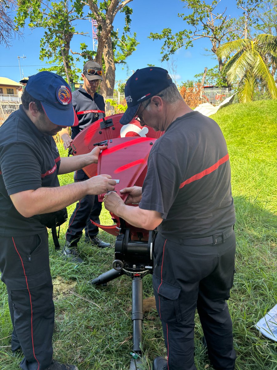 cooperation_lu's tweet photo. Suite au #CycloneChido, le 🇱🇺 a déployé 2 systèmes @emergencylu pour soutenir les efforts de secours à #Mayotte. Cette action vient en réponse à une demande de la 🇫🇷 via le mécanisme de protection civile de l'UE. Les sys. rétablissent de la connectivité ds les zones affectées. 📡 https://t.co/yg40ZYhil2
