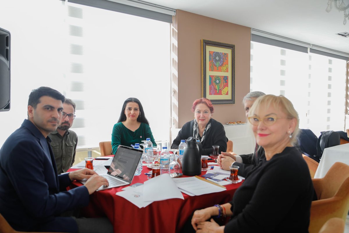 Çalıştayda, sigarayla mücadelede daha etkili stratejilerin belirlenmesi ve derneğimizin kurumsal yapısının güçlendirilmesine yönelik kapsamlı bir tartışma ortamı oluşturuldu. Katılımcılar, önümüzdeki yıllarda sigara kullanım oranlarını düşürmeye yönelik daha yenilikçi ve ++