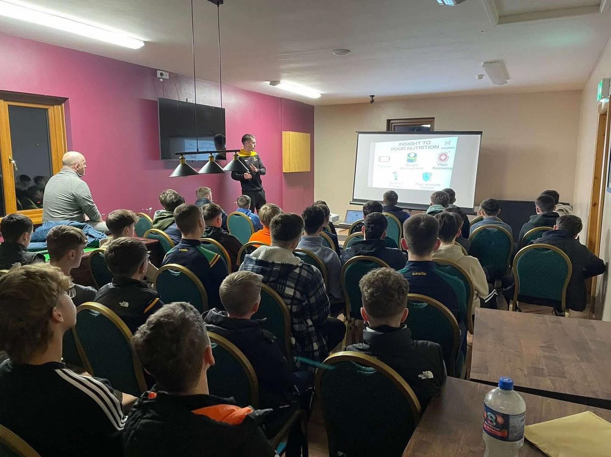 Thanks <a href="/MullaghbawnGAA/">An Mullach Bán CLG</a> for having me up to deliver a nutrition presentation to the underage squads this week 🍽️