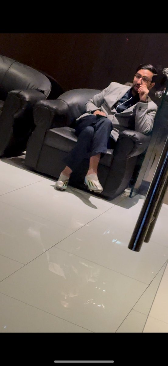 jay_tomo_'s tweet image. I put a pair of footy boots in the bin last week because they was fucked.. I’ve just walked back into my apartment building and some fella is sitting off having a meeting on the phone with them on🤣🤣🤣🤣🤣🤣