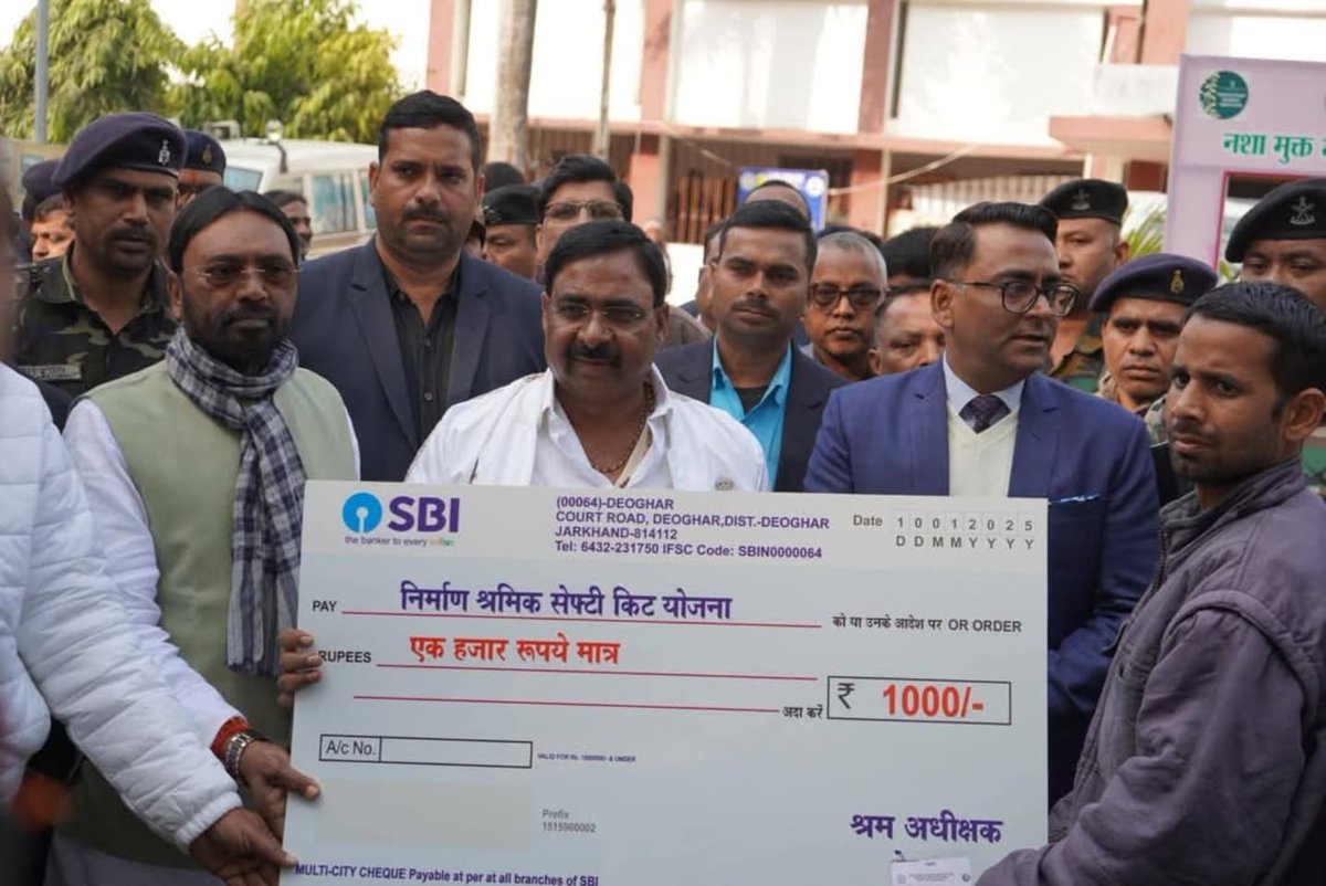 Sureshpaswa1965's tweet image. डीसी कार्यालय परिसर में निर्माण श्रमिक सेफ्टी किट योजना के तहत लाभुकों को चेक वितरित किए गए,साथ ही जरूरतमंदों के बीच कंबल का वितरण किया गया।इस अवसर पर श्रम नियोजन,उद्योग-कौशल विकास मंत्री @SPYadavGodda,देवघर उपयुक्त और अन्य गणमान्य पदाधिकारी उपस्थित रहे #safetykit
@HemantSorenJMM