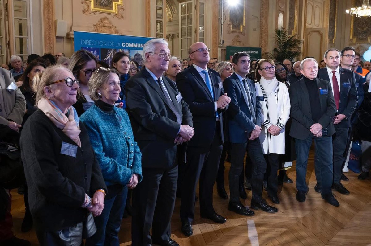 villelevallois's tweet photo. ✨ Bienvenue à Levallois !

🤝 Hier soir, Madame le Maire a accueilli les nouveaux Levalloisiens, dans les Salons d’Honneur de l’Hotel de Ville et présenter ses vœux aux Corps constitués, aux Représentants des Cultes, aux Associations, en présence des Élus du Conseil municipal. https://t.co/a9POLrnDG0